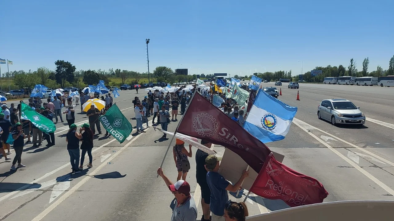 Gremios estatales realizaron una protesta sorpresiva en el peaje hacia Carlos Paz