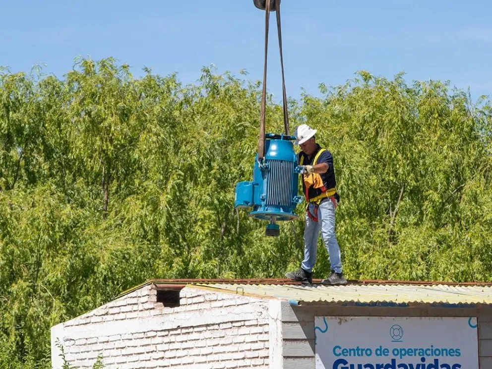 Instalan dos bombas en el r�o Limay para mayor provisi�n de agua potable