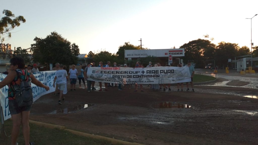 Vecinos de Las Tejas se movilizaron por la contaminaci�n del aire y el agua atribuida a EGGER: cr�nica de un conflicto en alza