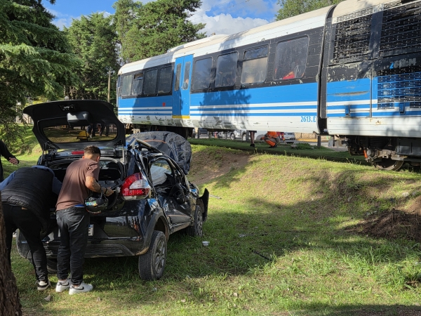 Fuerte choque entre el Tren de las Sierras y un auto en Huerta Grande: un joven result� herido Destacado