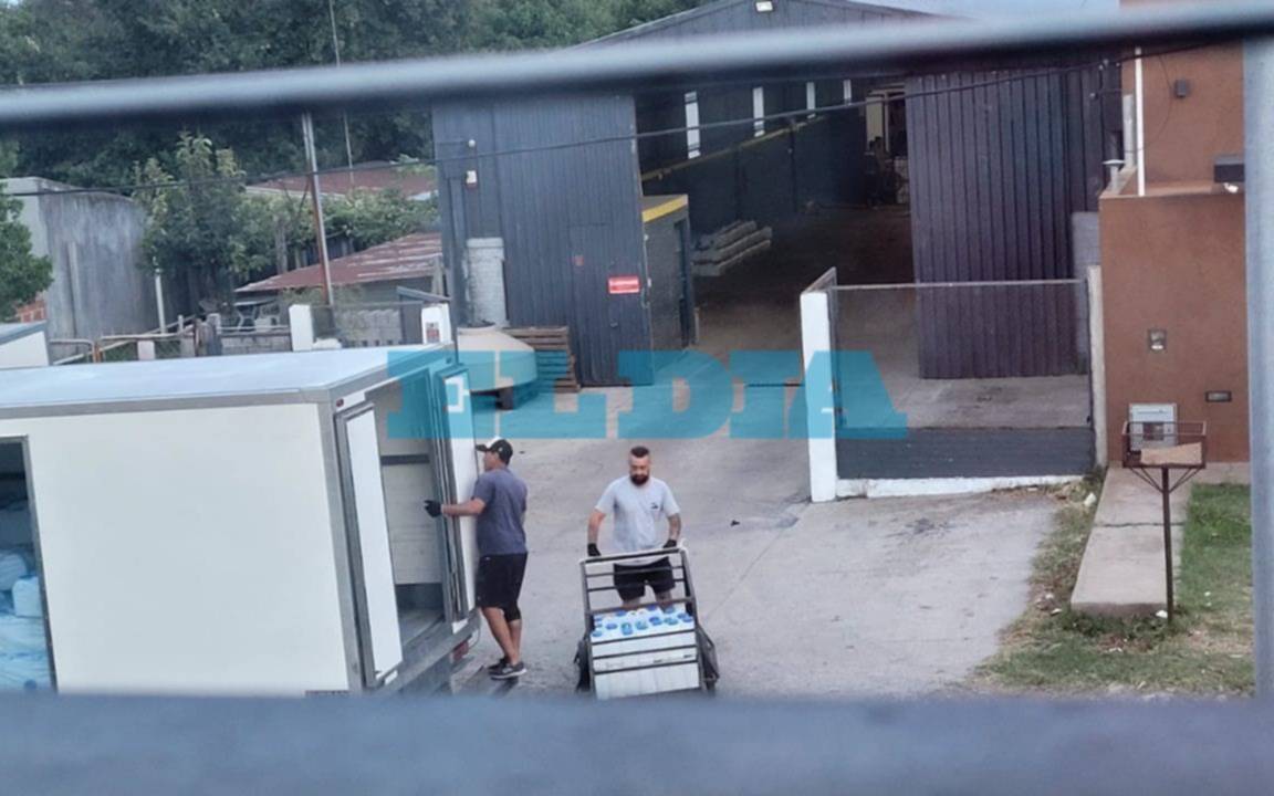 Esc�ndalo en La Plata: clausuraron un galp�n que acopia orina y aseguran que contin�a funcionando