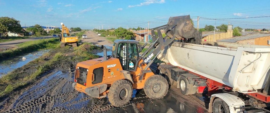 El Gobierno provincial inició importantes trabajos de recuperación de la red Vial y sistema de desagües en los barrios 28 de
