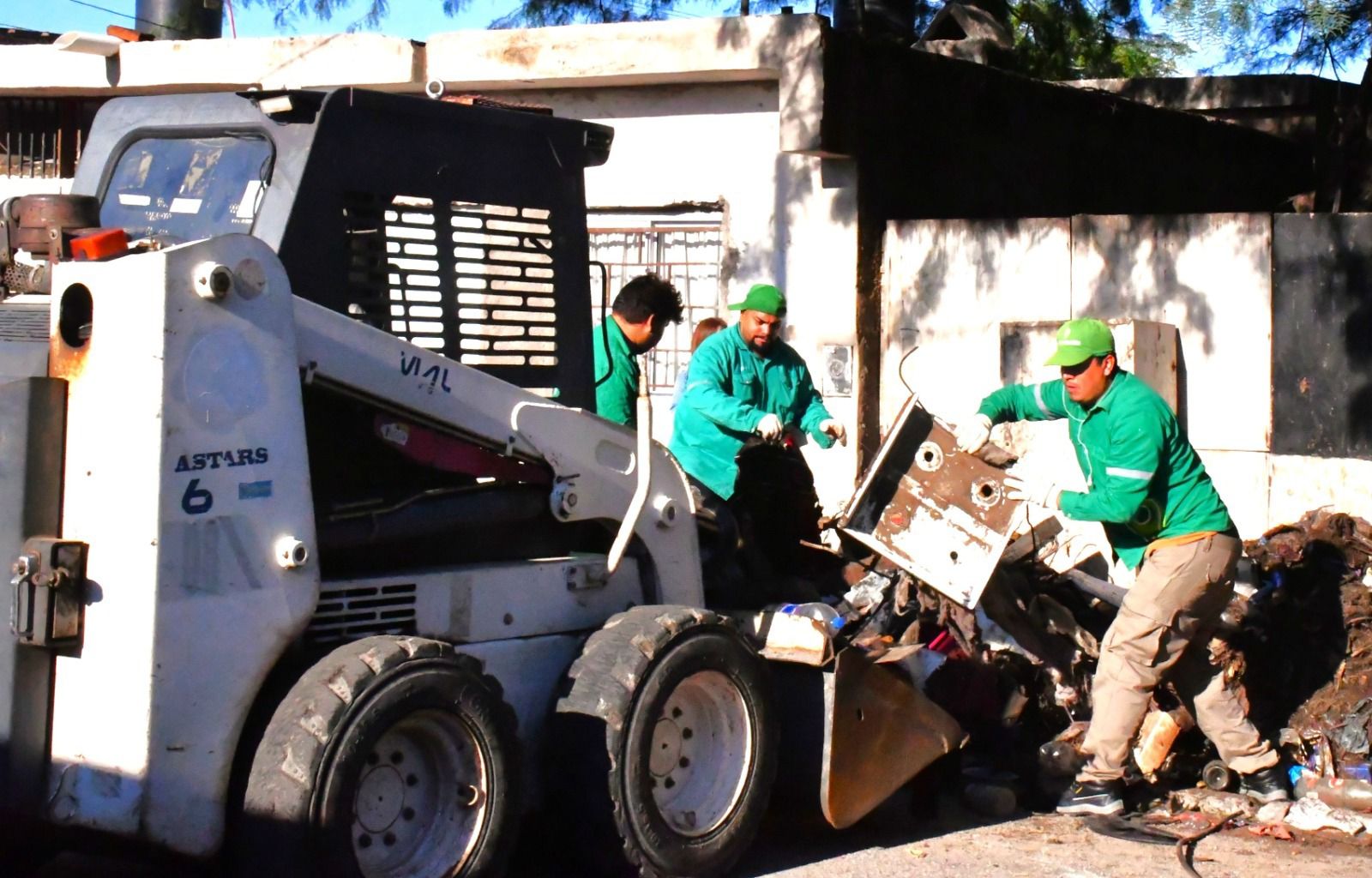 Realizaron operativo de saneamiento ambiental e iluminaci�n en el barrio Islas Malvinas