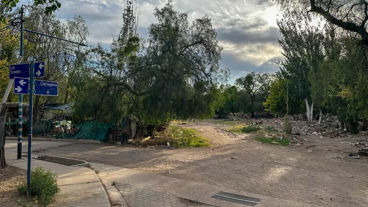 Asentamiento Urundel: el municipio anunci� una limpieza que los vecinos dicen no ver