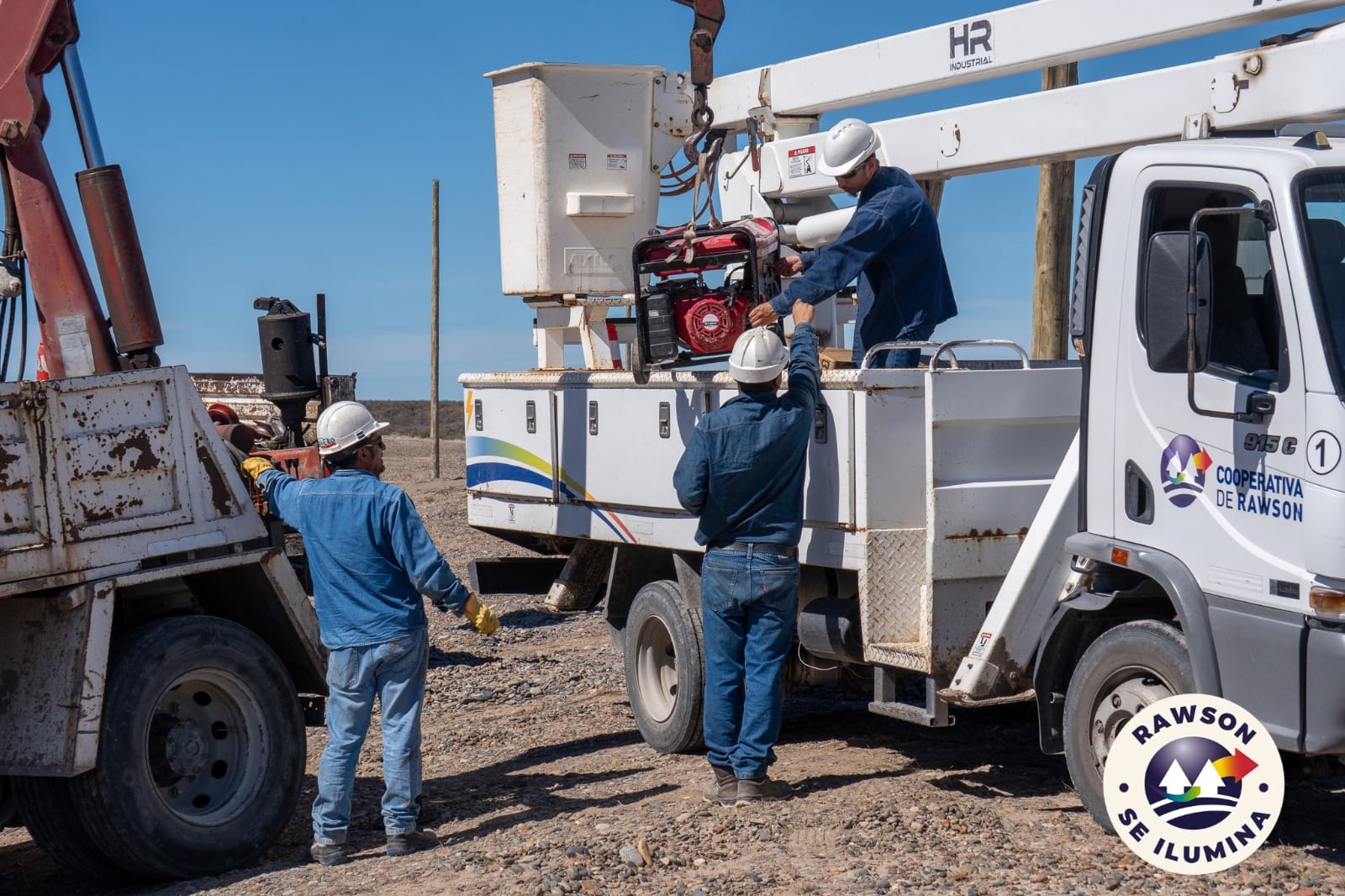 Trabajo conjunto en Rawson: la Cooperativa y el Municipio consolidan la red el�ctrica en Lotear