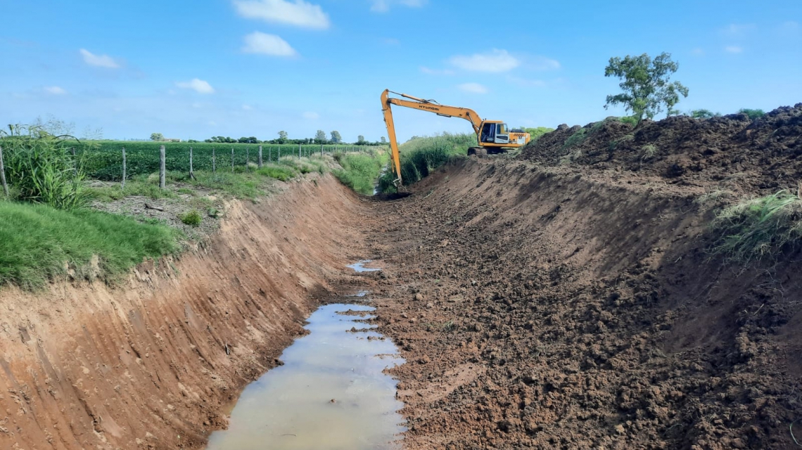 Obras h�dricas con mirada productiva: en Castellanos, el Gobierno Provincial termin� la limpieza del canal secundario Bauer y Sigel