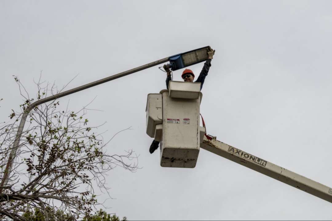 CALF interviene en Mosconi y asegura alumbrado
