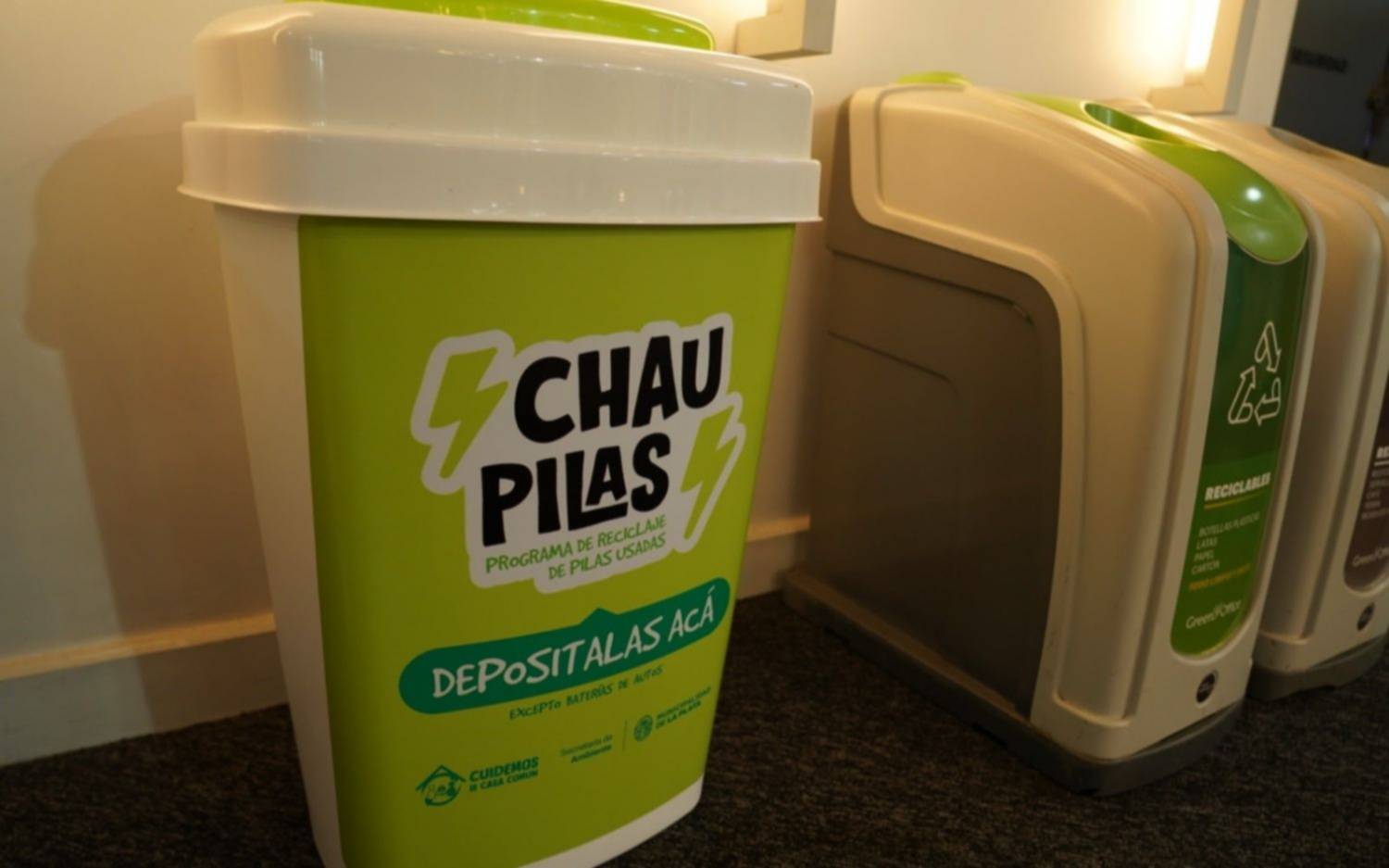 Un contenedor para depositar pilas usadas en el CAM de diagonal 80