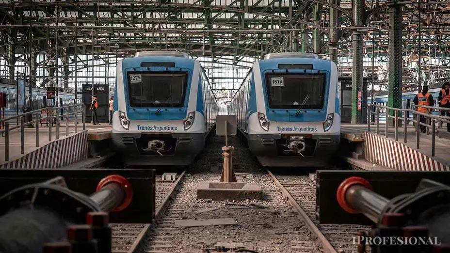 Los cuatro gremios ferroviarios cerraron un aumento salarial hasta marzo, m�s jugoso bono