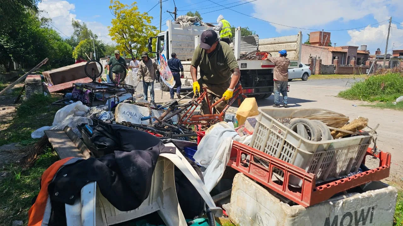 La Municipalidad limpi� un espacio p�blico ocupado por un acumulador � Noticias