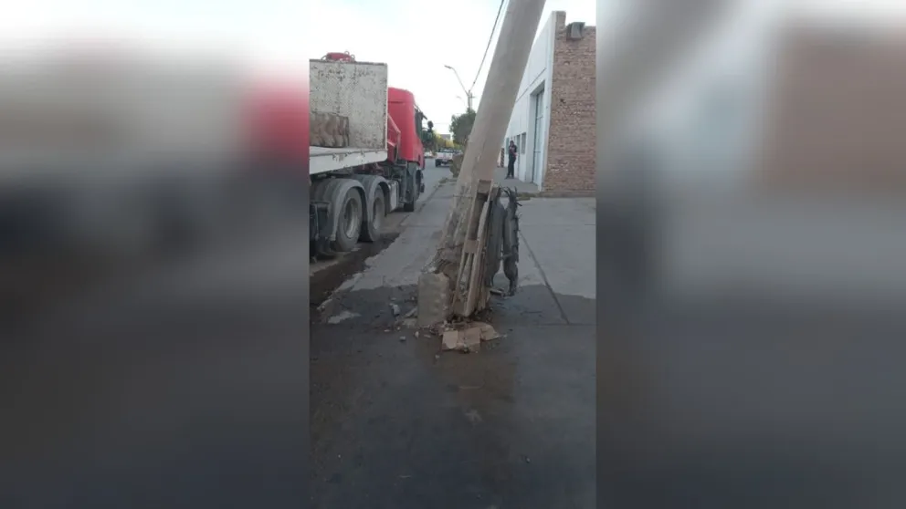 Un cami�n choc� una columna de media tensi�n y dej� sin luz a cientos de familias en Roca