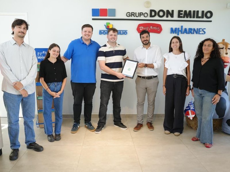 Autoridades locales y provinciales entregaron un certificado ambiental al tambo Grupo Mharnes