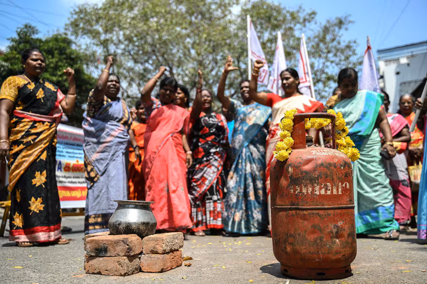 En medio de una situaci�n asfixiante por la guerra, India le compra de emergencia gas a la Argentina