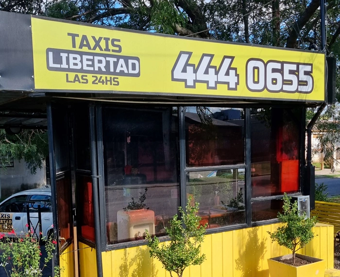 Una parada de taxis con atenci�n permanente las 24 horas, todos los d�as