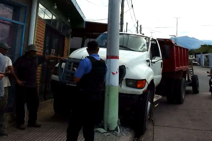 Camionero choc� un poste de luz y EDELaR cort� el servicio