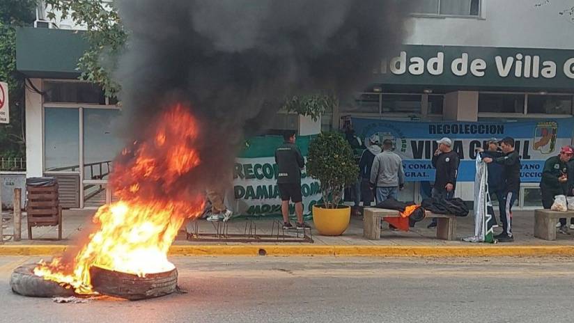 Tensi�n en Villa Gesell: Camioneros protesta frente al Municipio por el recorte del servicio de barrido