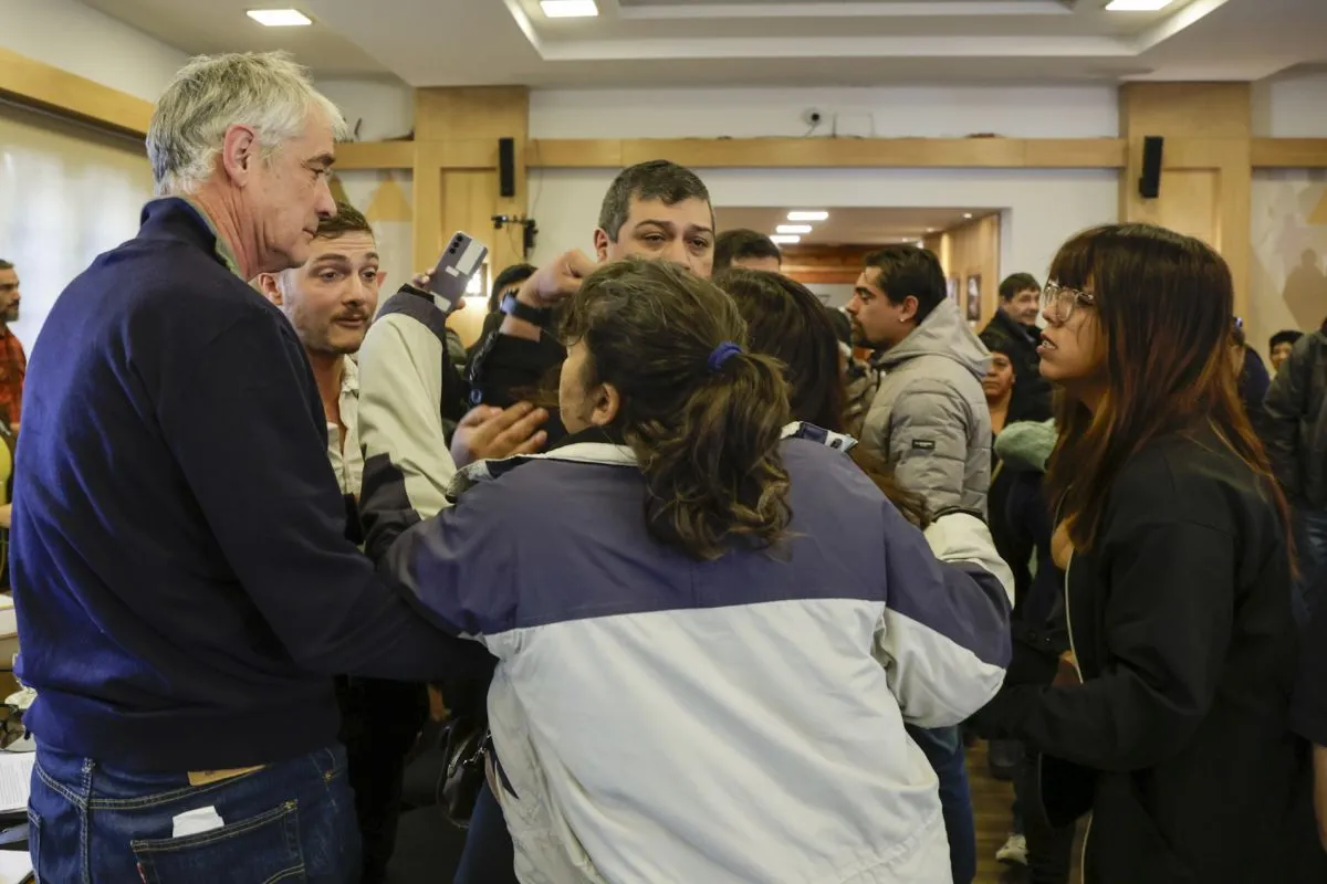 Tensi�n en el Concejo: gritos, empujones y sesi�n en riesgo por el pliego del vertedero