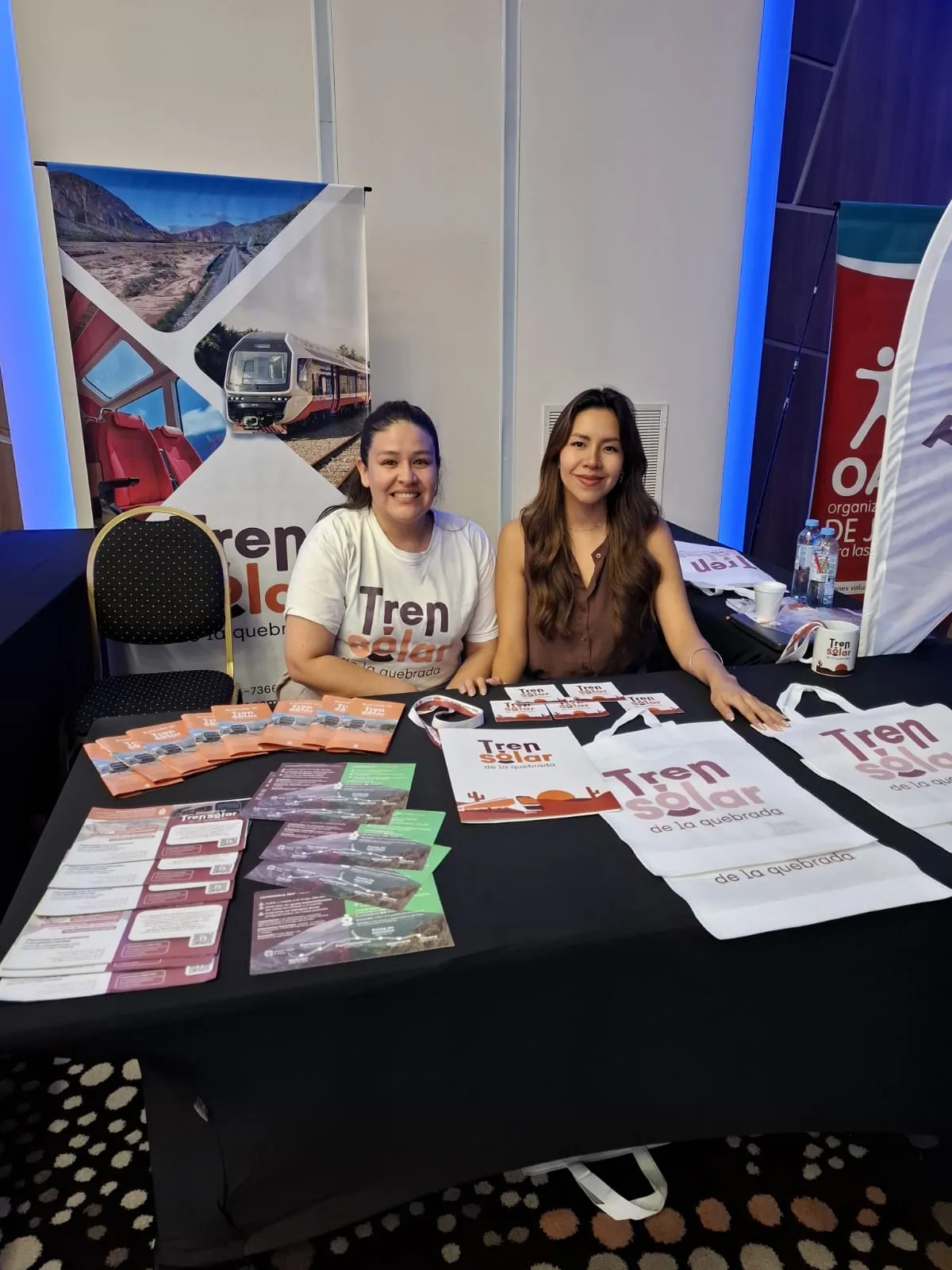 TREN SOLAR . El equipo del Tren Solar de la Quebrada particip� en la convenci�n 