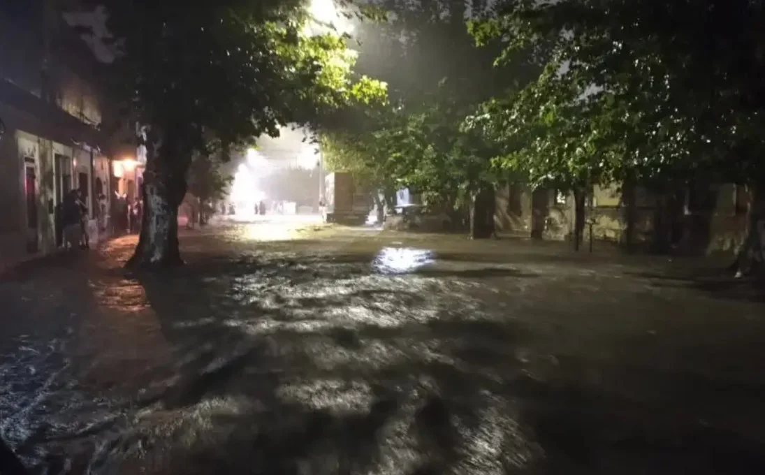 El temporal en Tucum�n: Desbordes, rutas cortadas y miles de usuarios sin luz tras una noche cr�tica