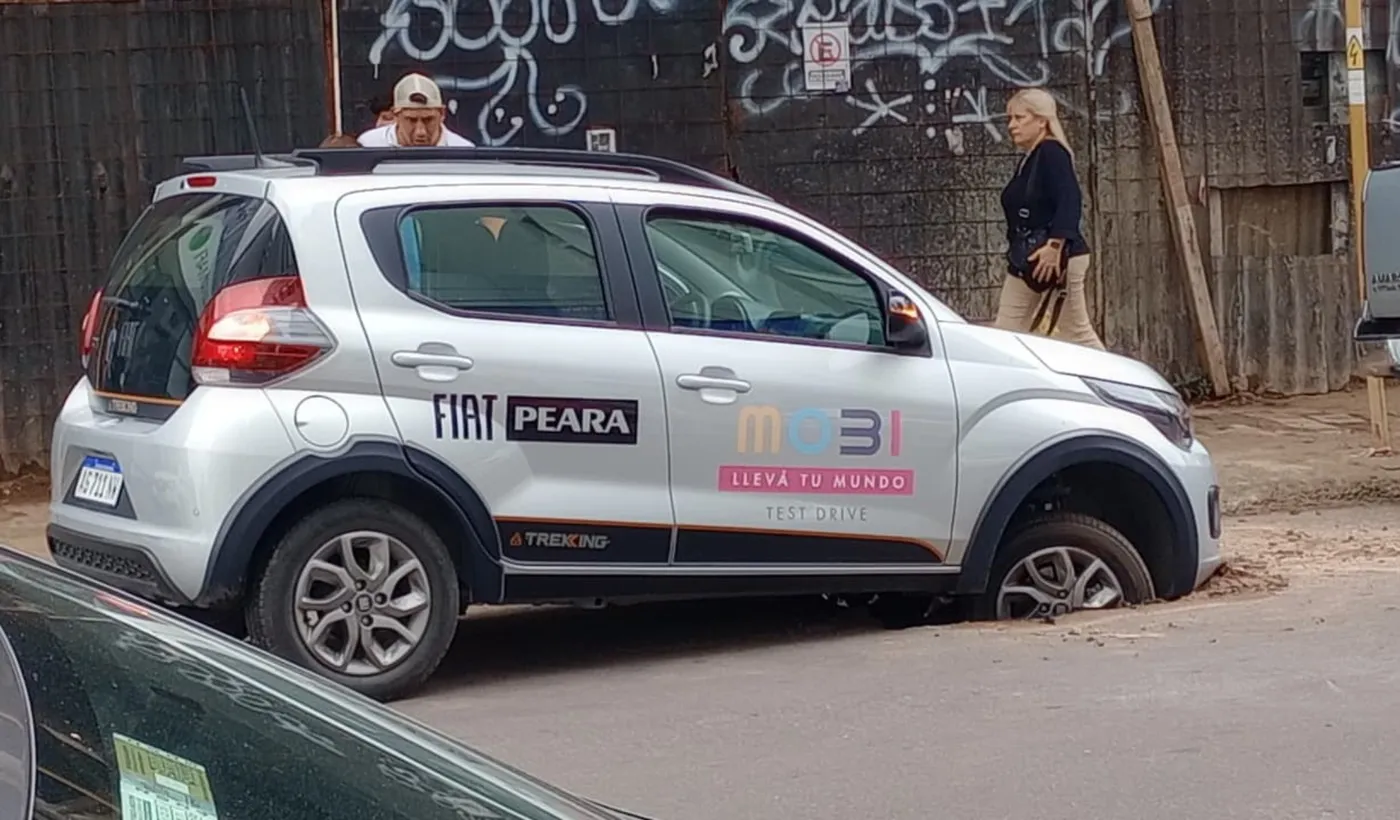 En una semana, dos autos se encajaron en un pozo de ABSA sin se�alizar en pleno centro de La Plata