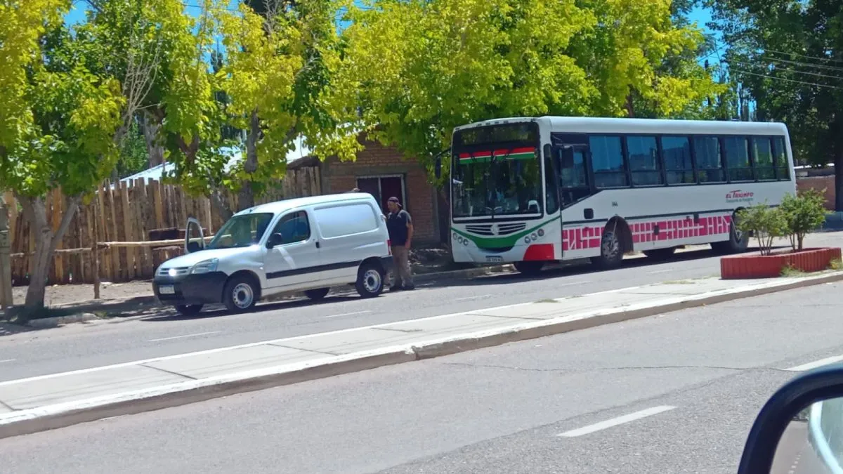 Vecinos de Caligasta aseguran que durante el fin de semana largo, el transporte interno no funcion�