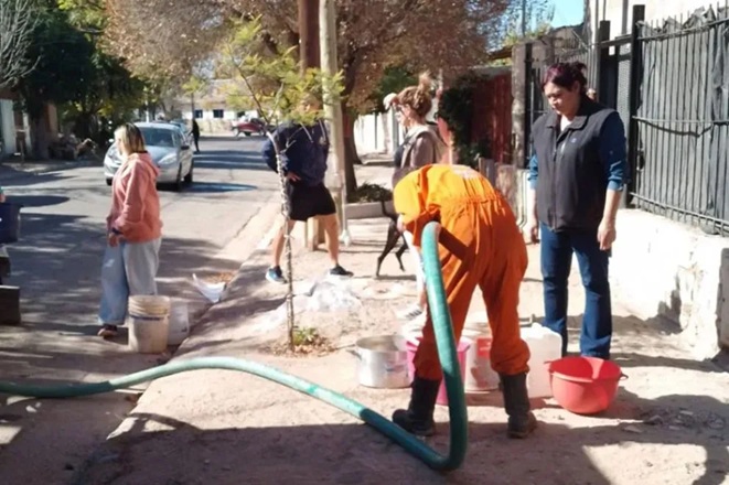 Problemas en el suministro de agua: vecinos de El Progreso siguen con baja presi�n y refuerzan operativos de asistencia