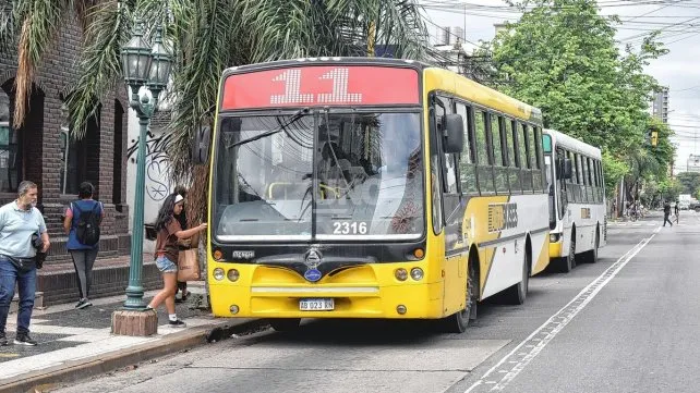 Colectivos en crisis: empresarios confirmaron menos coches en las calles y un 