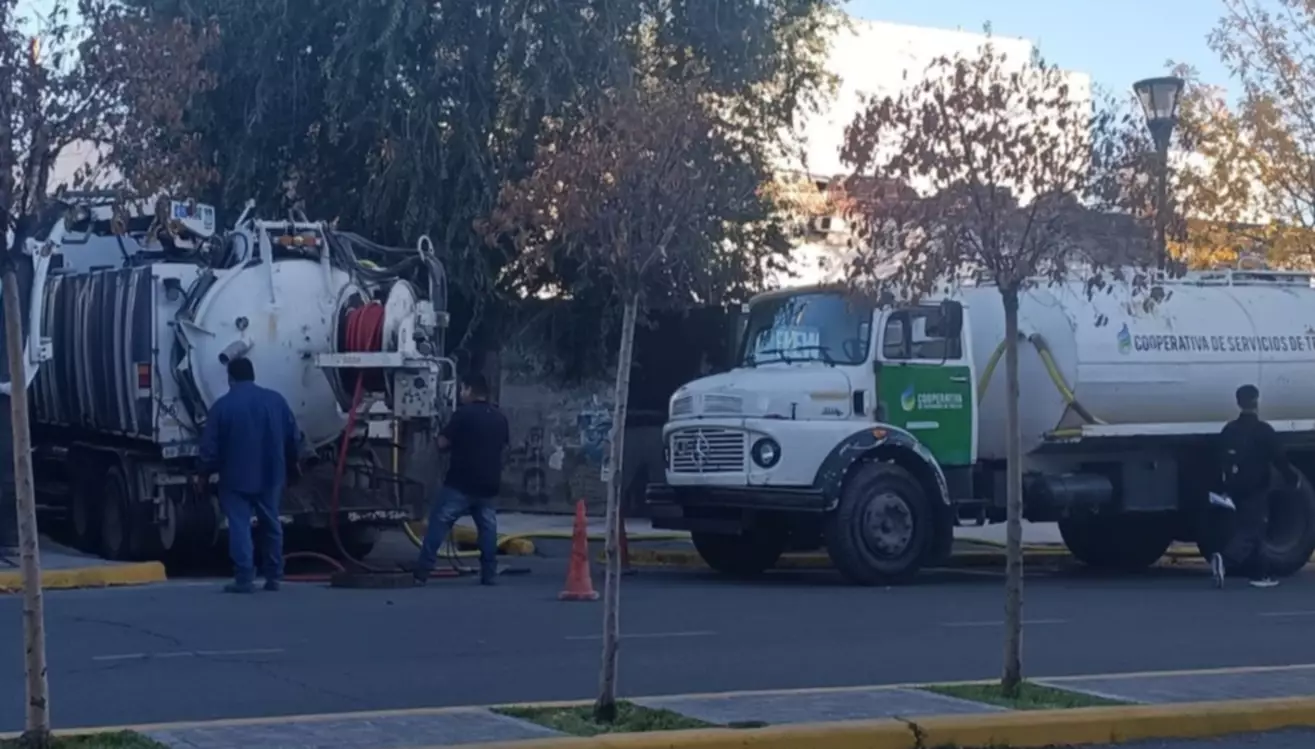 Ante los malos olores en el centro, personal de la Cooperativa realiz� tareas para destapar cloacas