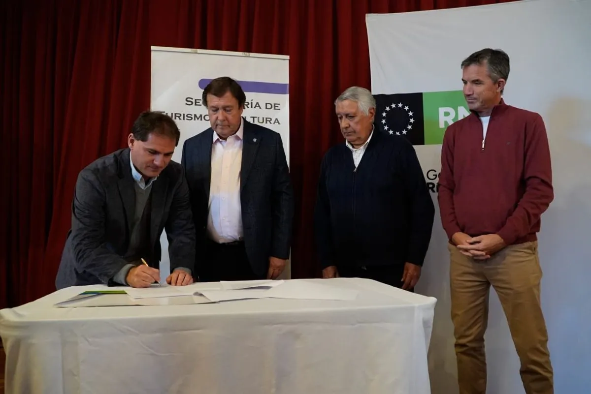 Weretilneck firm� el contrato para el Plan Director de Agua de Dina Huapi: 