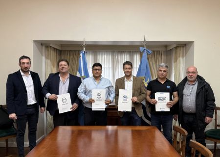 Claudio Vidal firm� convenios clave para obras en Puerto Deseado: polideportivo, aeropuerto y servicios b�sicos