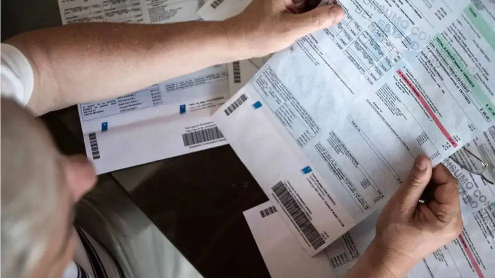 Mayo llega con nuevos aumentos: desde el viernes suben prepagas, servicios y colectivos