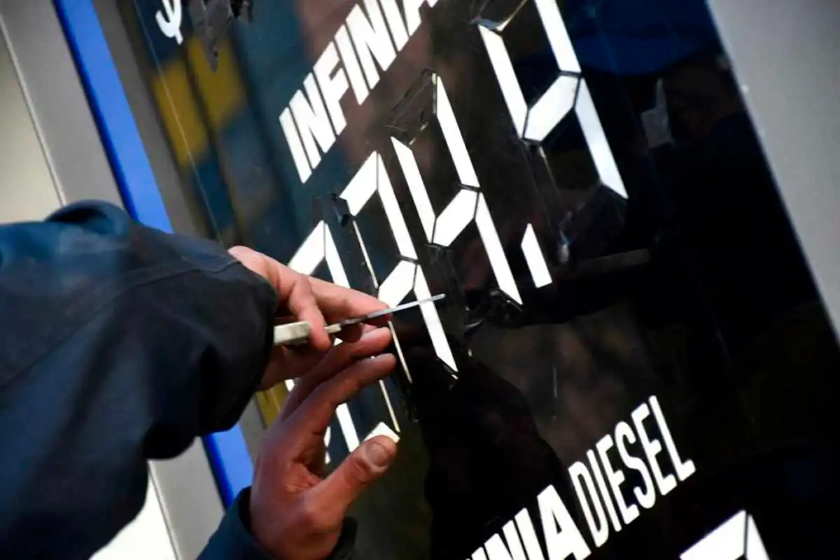 La tregua de precios que intent� sostener la petrolera estatal lleg� a su fin antes de lo esperado. Pese a haber anunciado el pasado 1 de abril que no habr�a incrementos durante 45 d�as, YPF volvi� a aumentar el valor de sus combustibles.