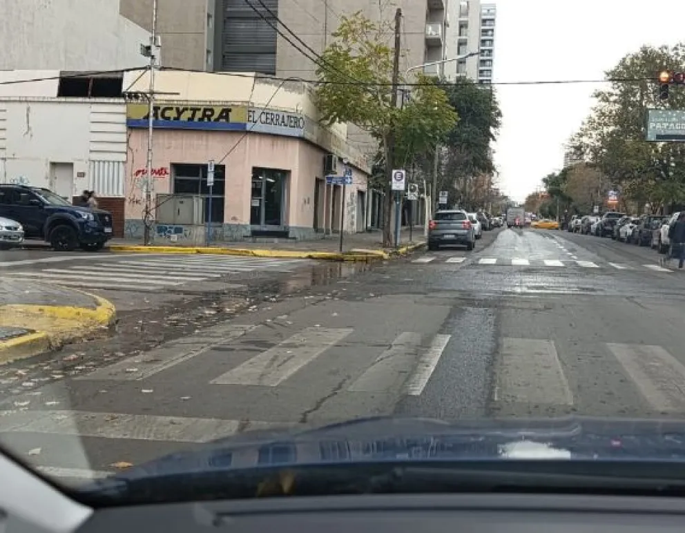 Denuncian cloacas desbordadas en calle Salta: l�quidos corren por la v�a p�blica