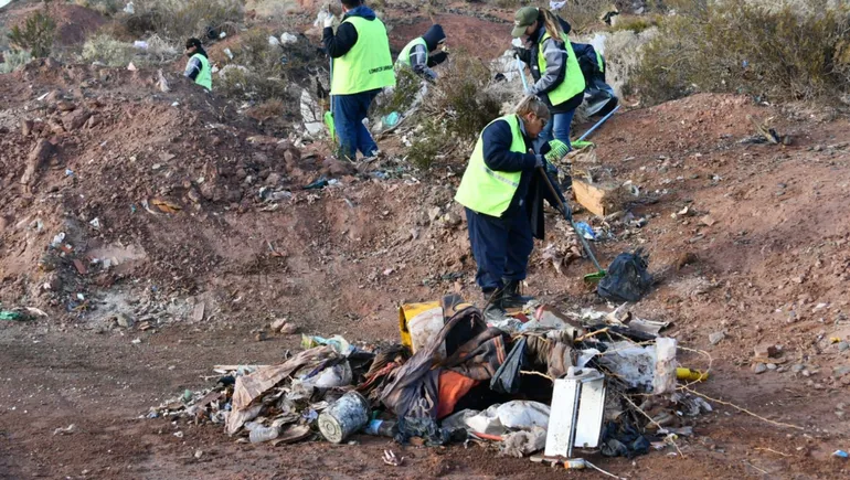As fue el megaoperativo de limpieza en el barrio Z1, con casi 50 vecinos