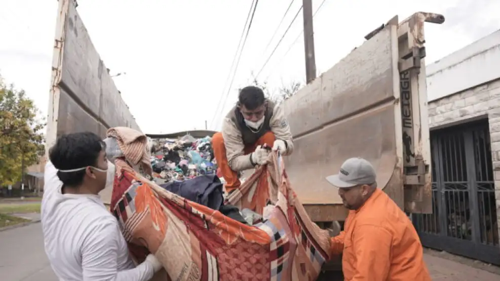 R�cord de basura: retiran 38 toneladas de residuos de una casa en Alto Alberdi