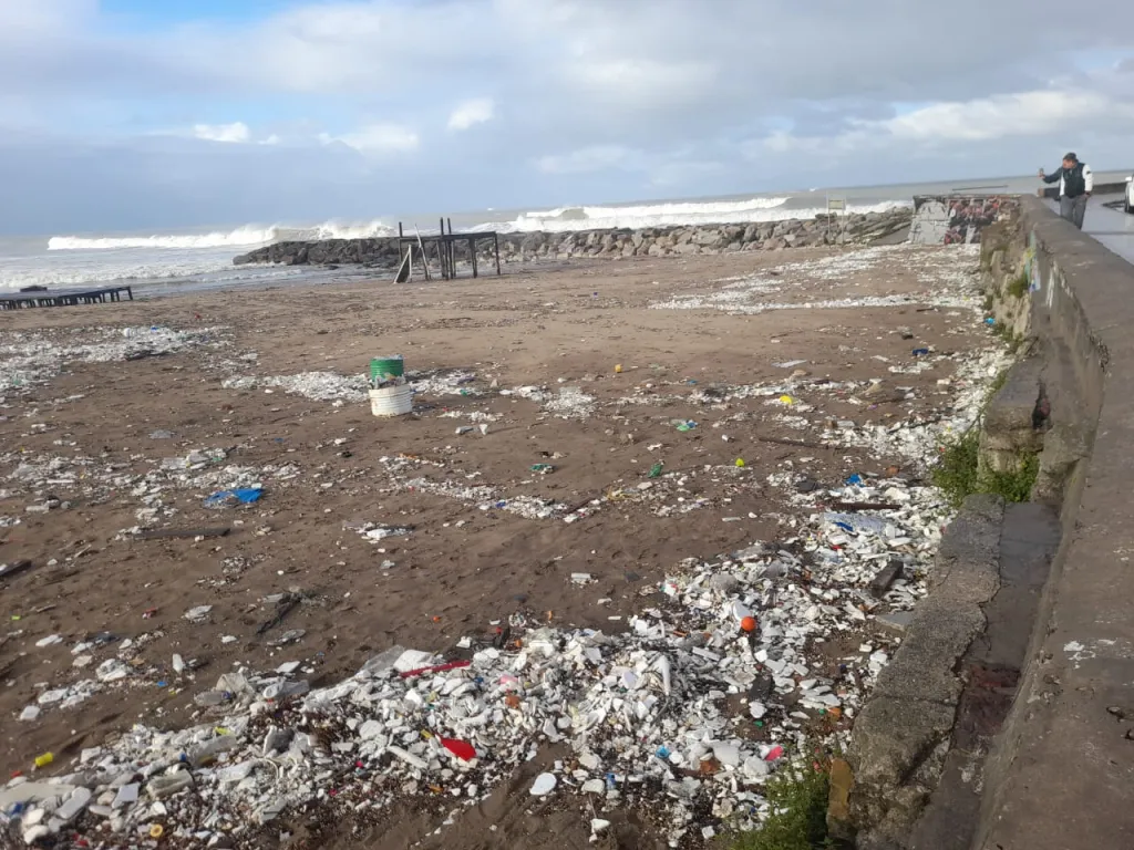 Una postal que duele: basura en las playas tras el paso de las olas gigantes