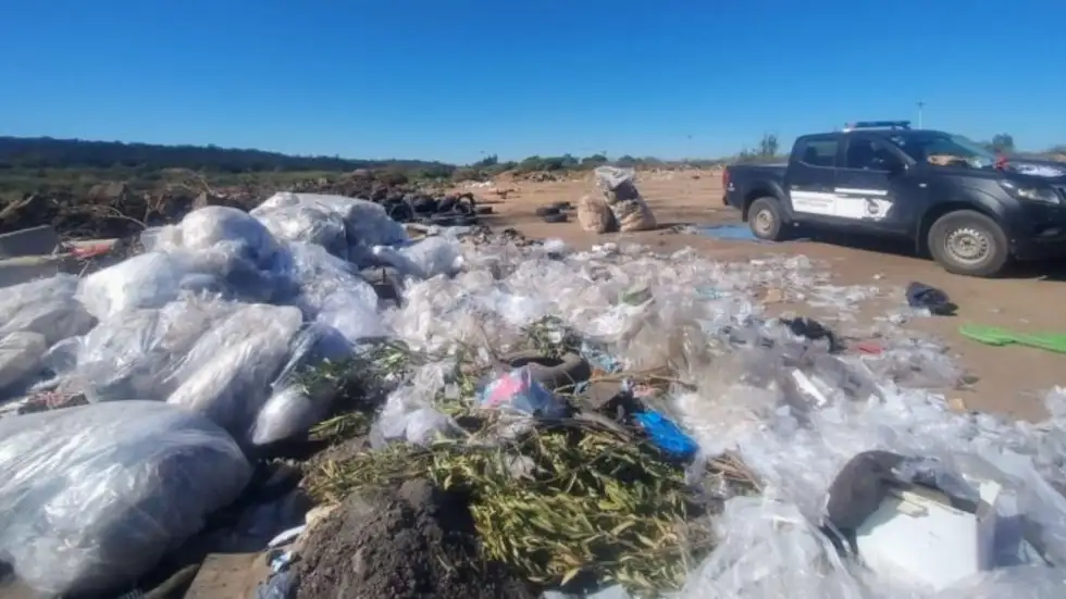 Descubrieron a una reconocida ferreter�a arrojando basura en la v�a p�blica en C�rdoba