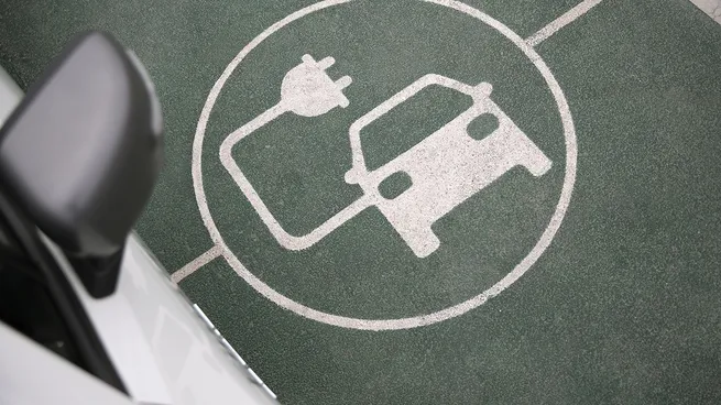 Crece la tensi�n por los subsidios a veh�culos el�ctricos y desde el sector renovable exigen una hoja de ruta