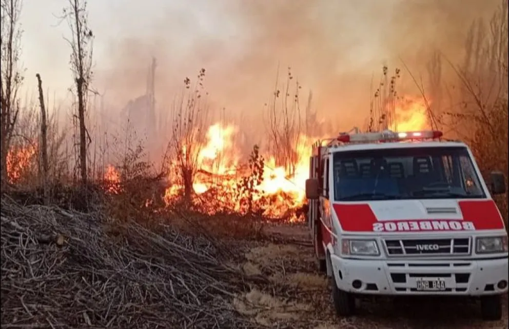 Vecinos del Arroy�n denuncian incendios indiscriminados en el basural y en las bardas