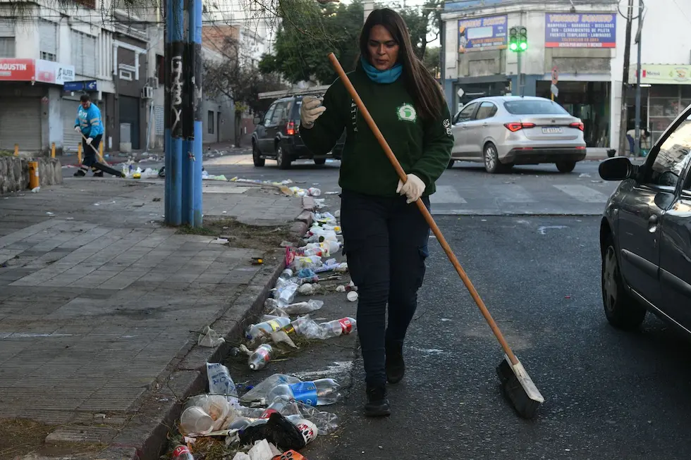 Festejos. El d�a despu�s de Belgrano campe�n: mucha basura y arduo trabajo en las calles de C�rdoba