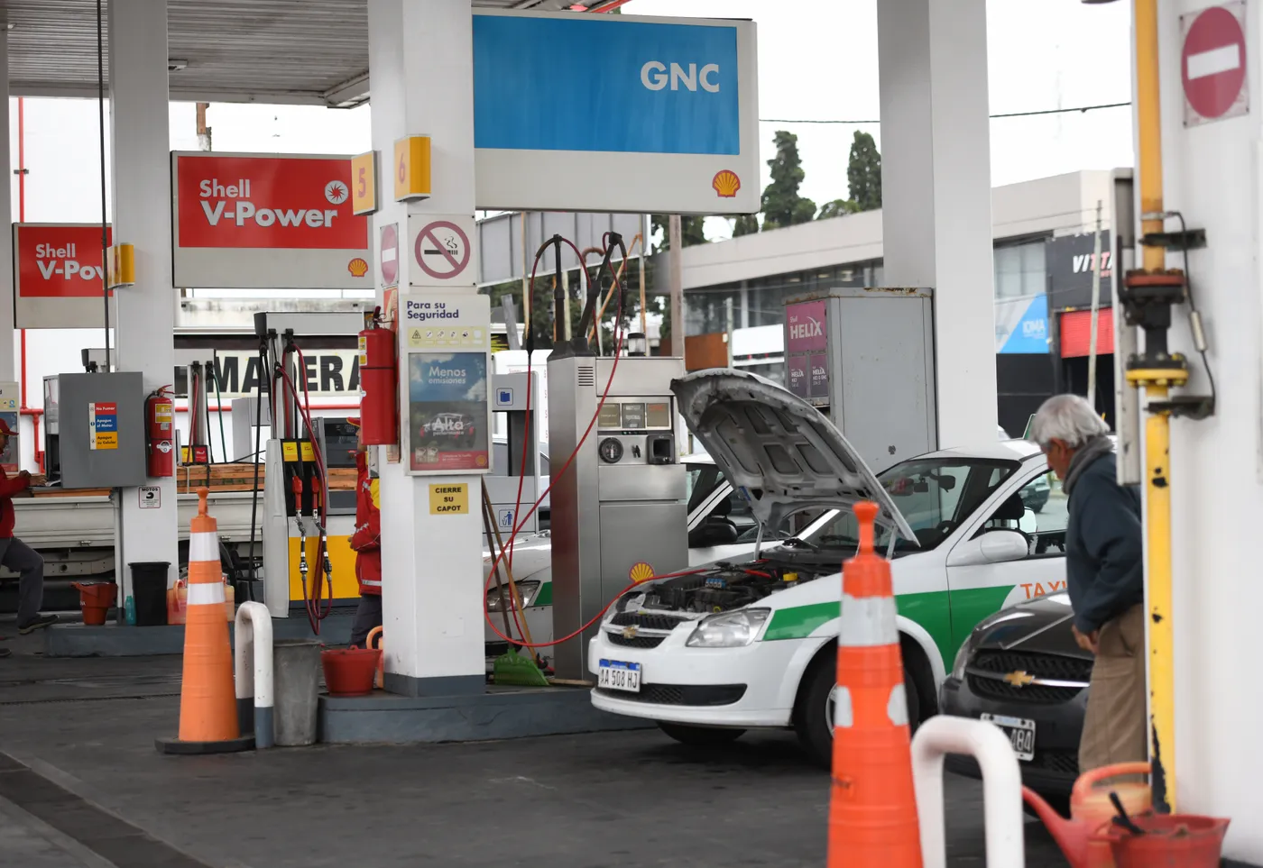 Taxistas denuncian que no se cumple la prioridad para cargar GNC y advierten con movilizaciones en La Plata