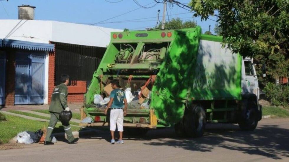 Trgico. Las Varillas: recolector de residuos resbal y muri arrollado por el camin