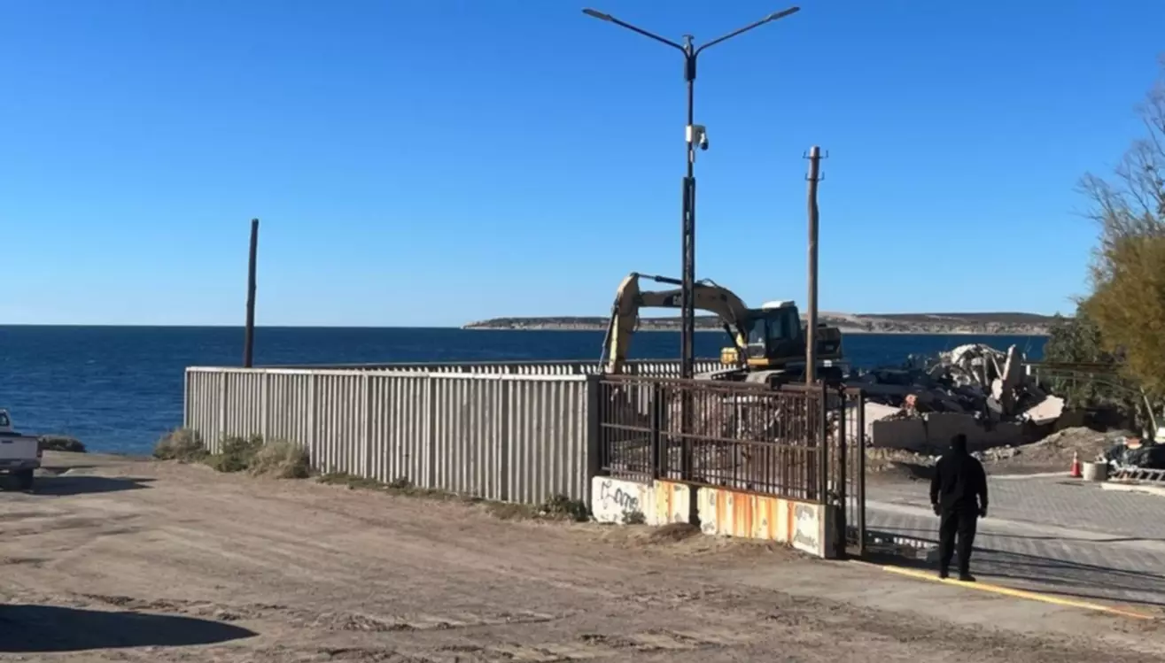 Demolieron la obra de Luz y Fuerza sobre playa El Golfito al no tener habilitaci�n municipal