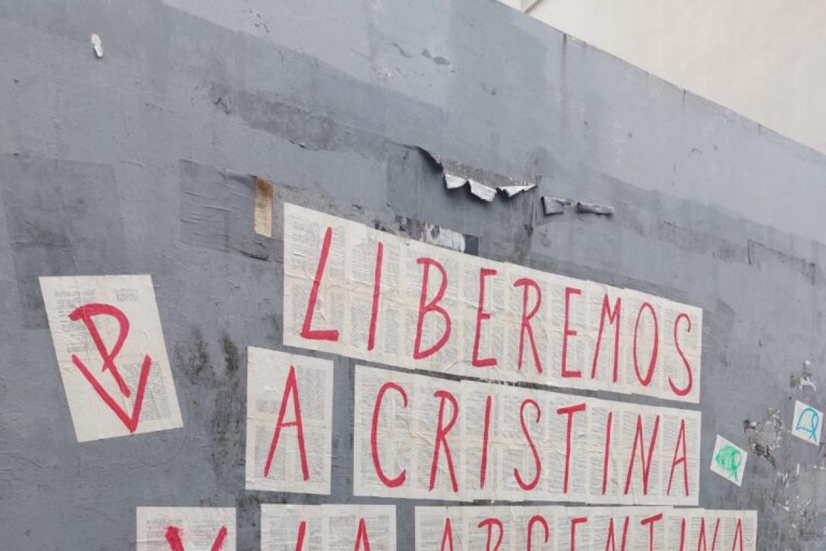 M�s de 60 gremios respaldaron a Cristina Kirchner frente a su domicilio y reclamaron mayor protagonismo de la CGT