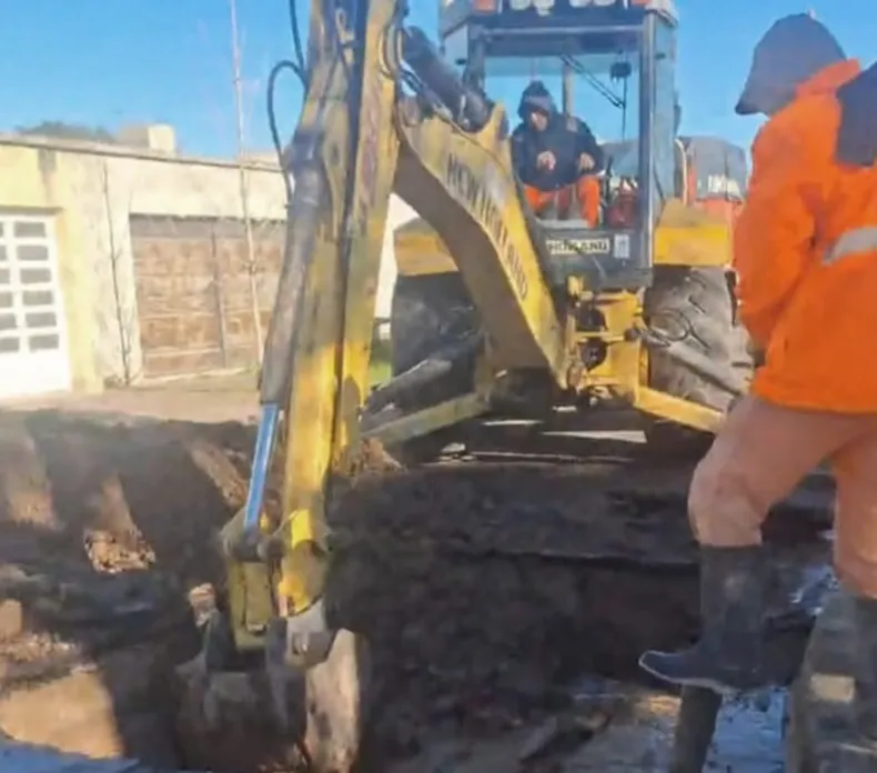 Repararon en la zona sur de Pergamino una ca�er�a troncal de agua sin interrumpir el servicio