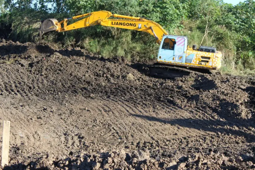 Maquinaria de Vialidad Provincial ya trabaja en la nueva fosa del basural de Mercedes