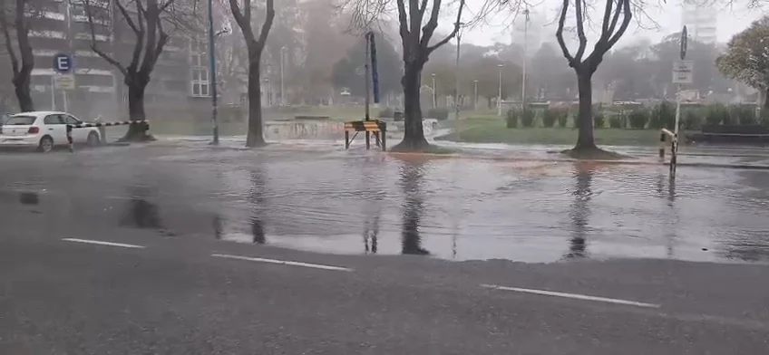 P�rdida de agua inund� la zona de Plaza Mitre tras el corte de luz