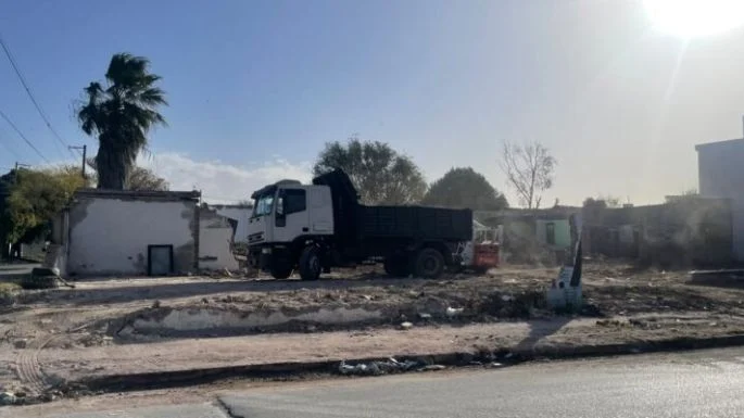 Tiraba escombros en la calle: lo multaron y debi limpiar la zona