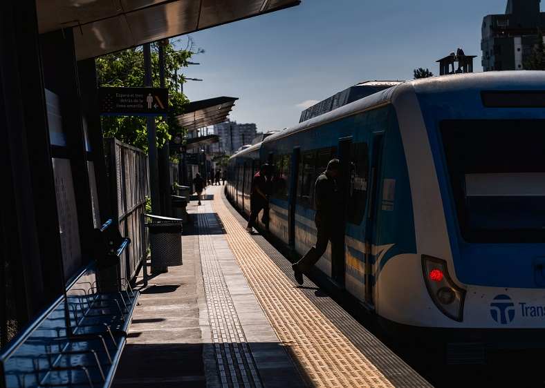 El tren Sarmiento contin�a con servicio limitado entre Once y Castelar por una falla el�ctrica