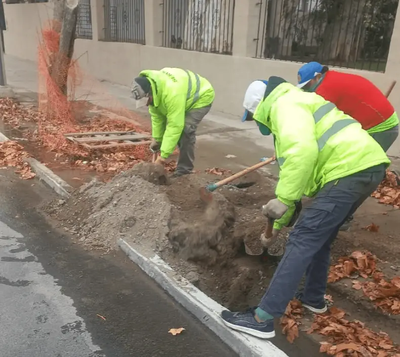 Un ca�o roto en Rivadavia mand� agua hacia Capital y activ� un operativo a contrarreloj